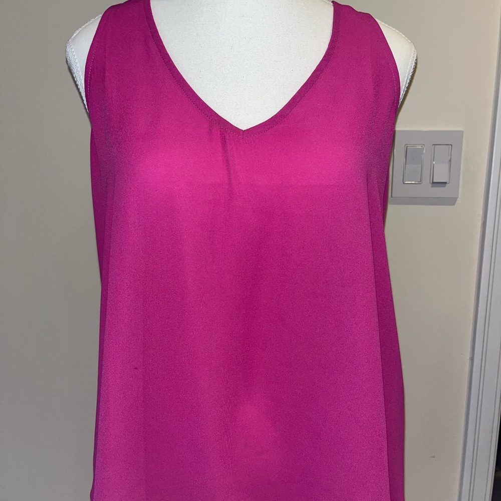 Very cute top flowing and light with lovely Chris cross in the back